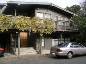 Kent Woodlands, Marin County, CA: Beautiful warm gray house in the wooded hills